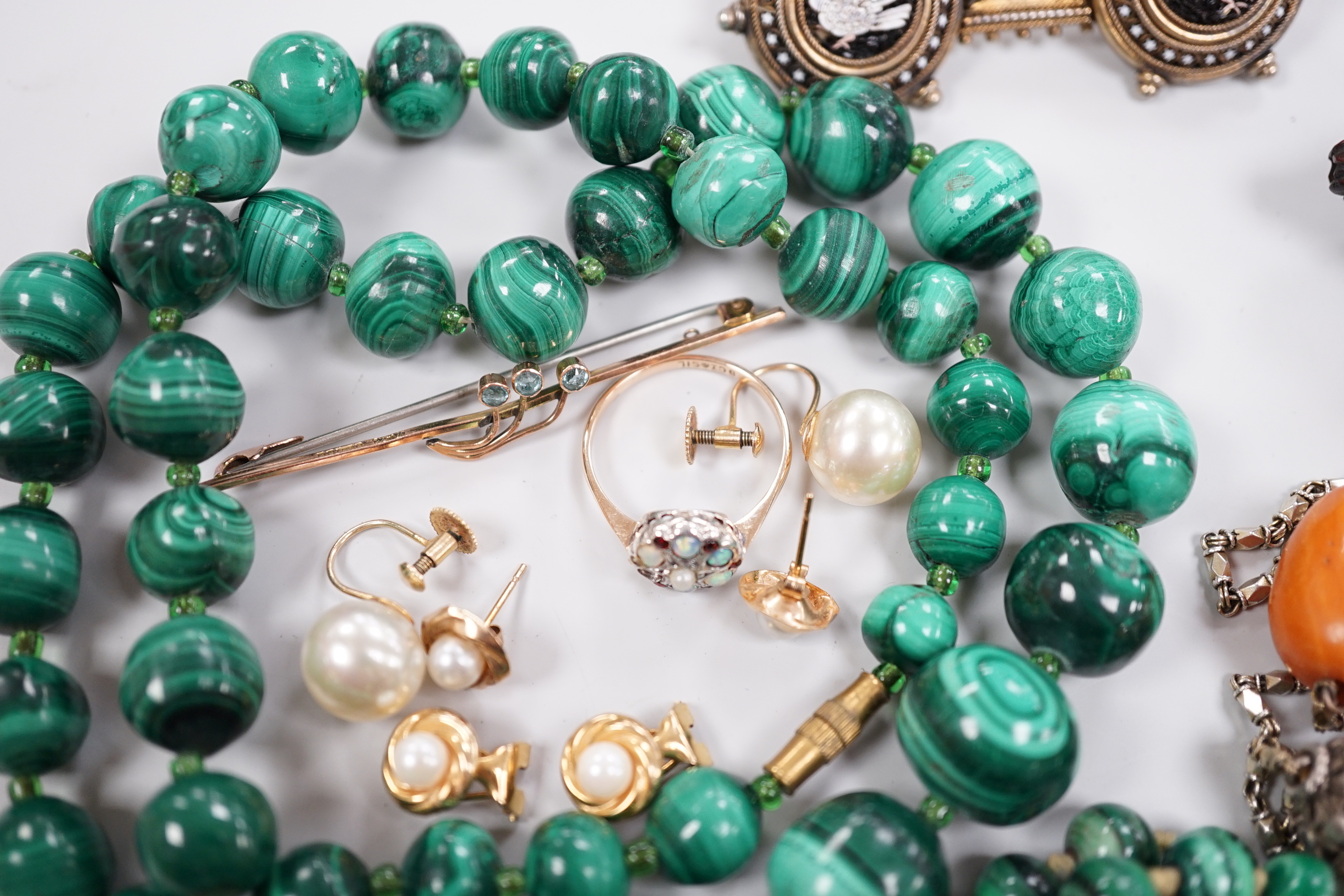 Assorted jewellery including a white metal and micro mosaic brooch, malachite necklace, 9ct and gem set bar brooch and ring, amber and white metal necklace etc.
